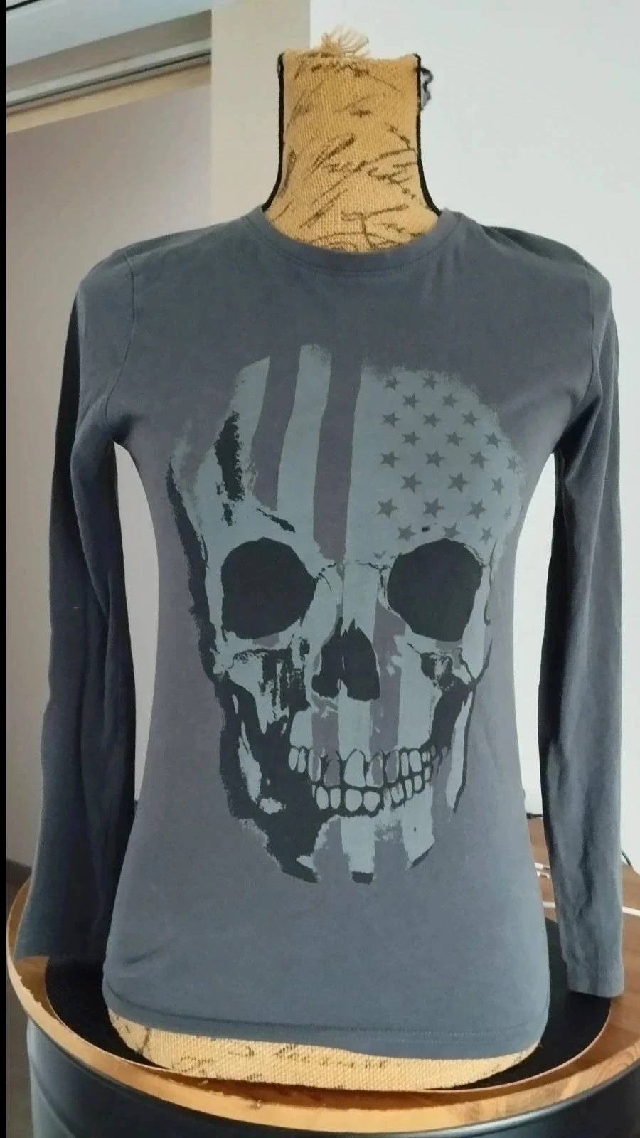 Tee shirt tête de mort gris taille 12 ans